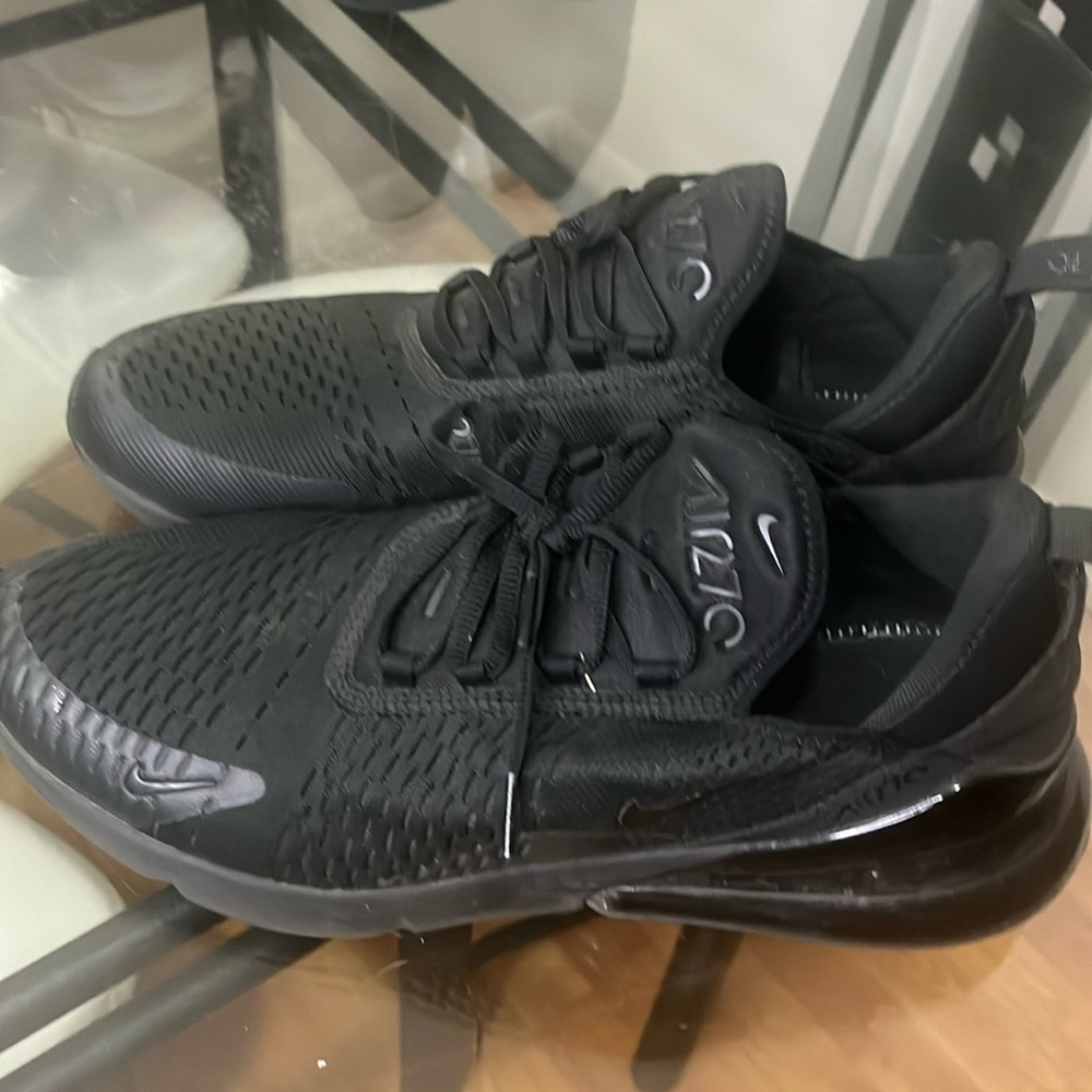 Black Nike airs
